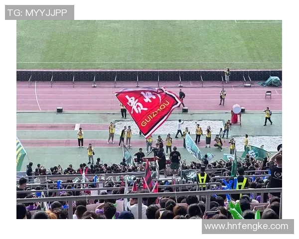 球迷热情索要足球球星签名引发互动温情瞬间全场掌声不断